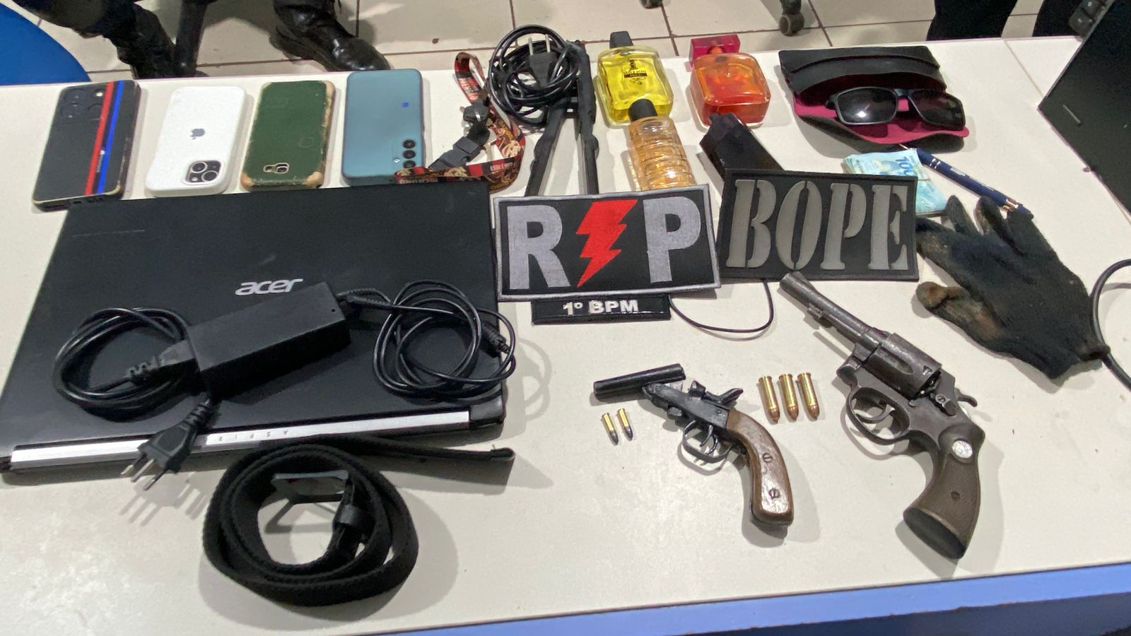 RENDIDA NA PORTA DE CASA - Ação rápida da PM resulta na prisão de quatro suspeitos após roubo a residência 